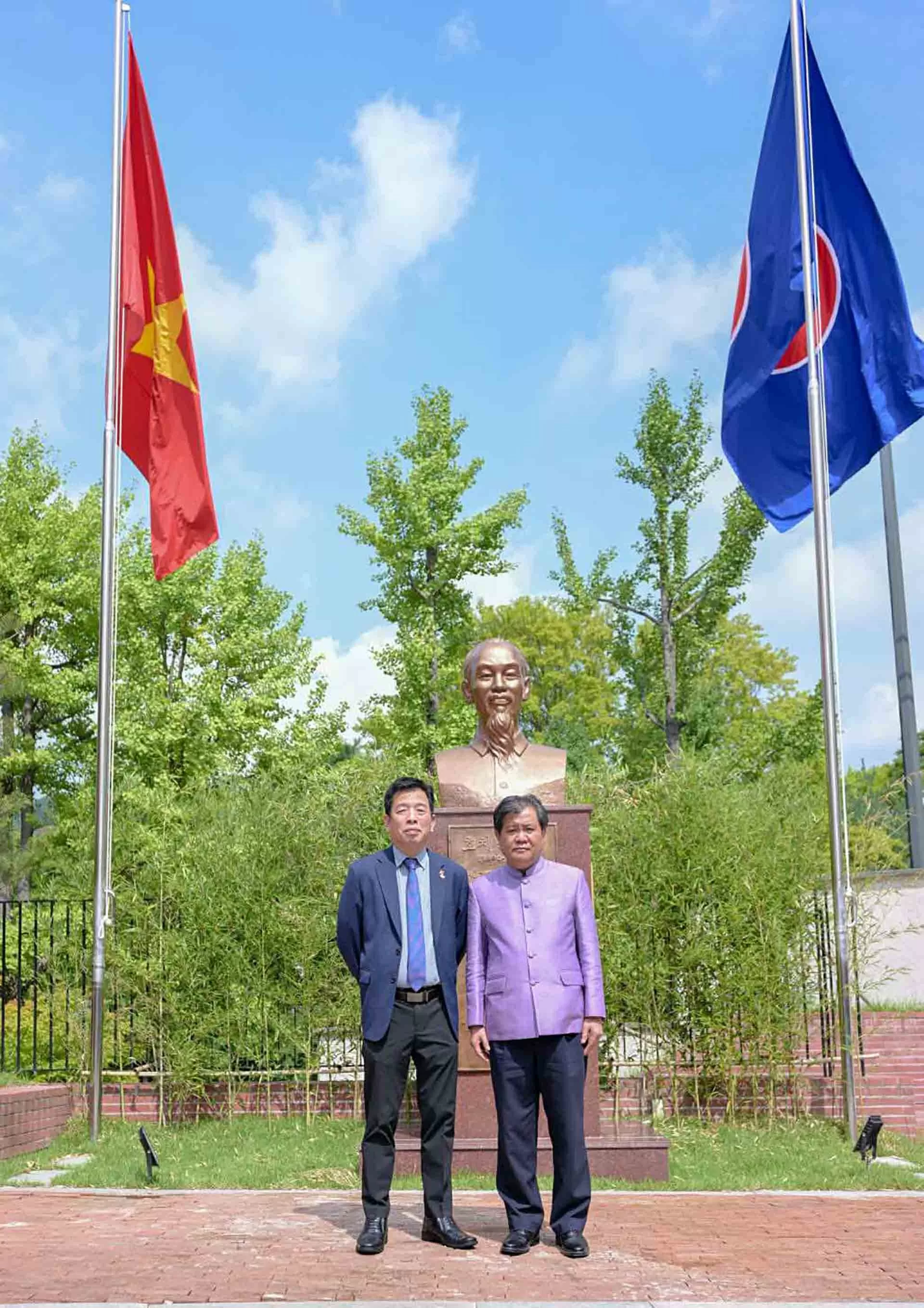 Đại sứ quán Lào tại Hàn Quốc chúc mừng 80 năm Quốc khánh Việt Nam