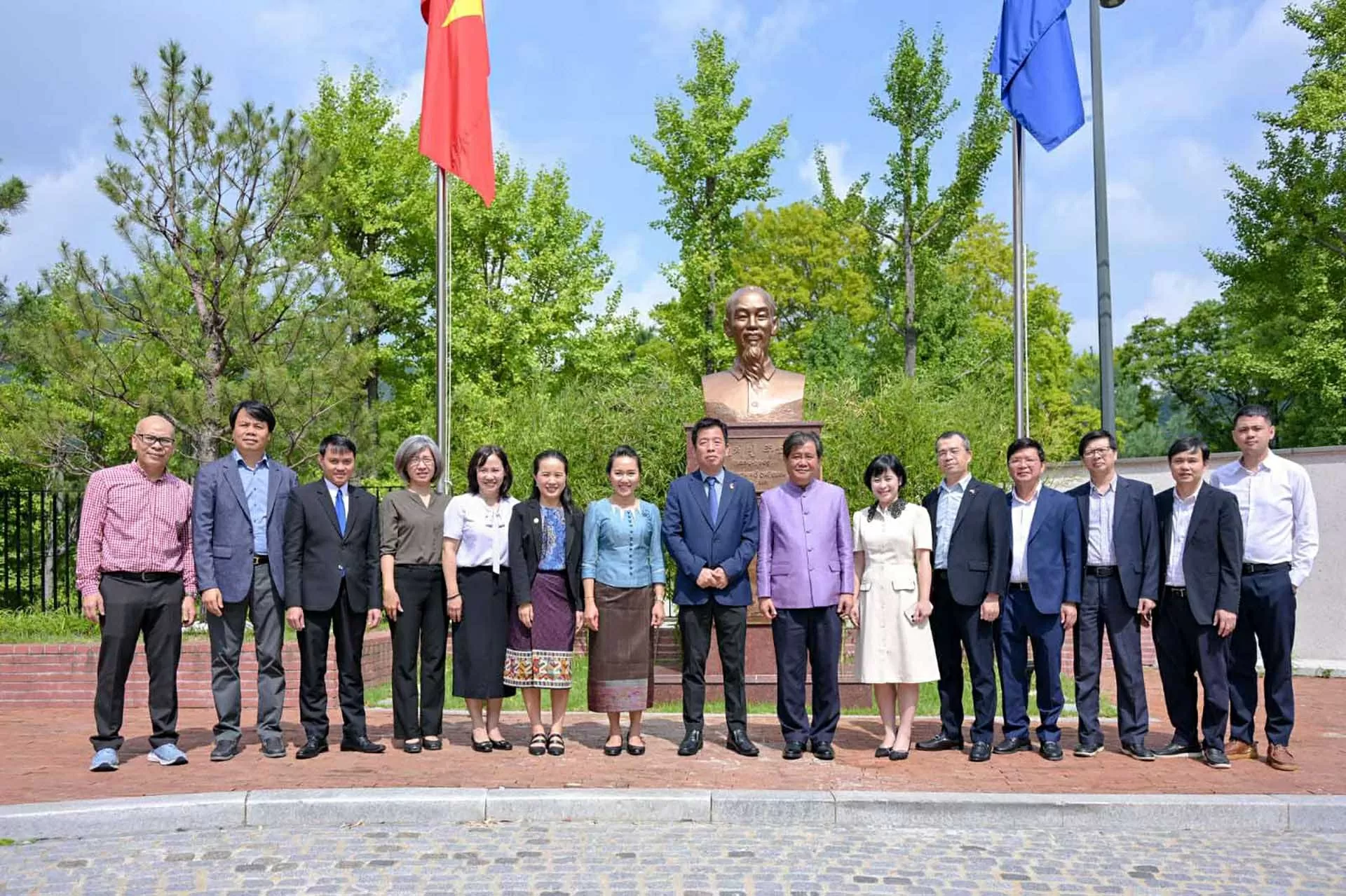 Đại sứ quán Lào tại Hàn Quốc chúc mừng 80 năm Quốc khánh Việt Nam