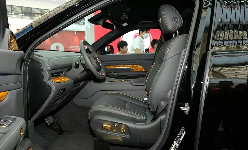 Tinh thần văn hóa Việt được thổi hồn vào từng chi tiết nội thất của Lạc Hồng 900 LX. Tinh thần văn hóa Việt được thổi hồn vào từng chi tiết nội thất của Lạc Hồng 900 LX.