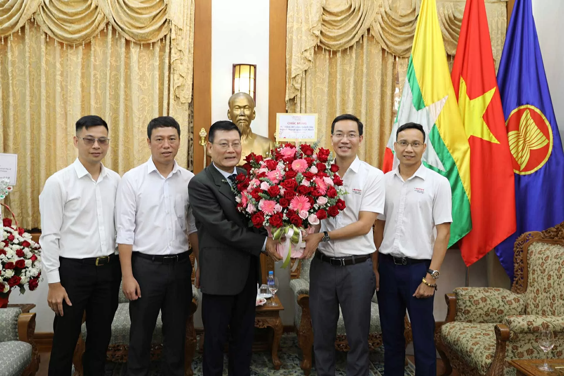 Đại sứ quán Lào tại Myanmar chúc mừng 80 năm Quốc khánh Việt Nam Đại sứ quán Lào tại Myanmar chúc mừng 80 năm Quốc khánh Việt Nam