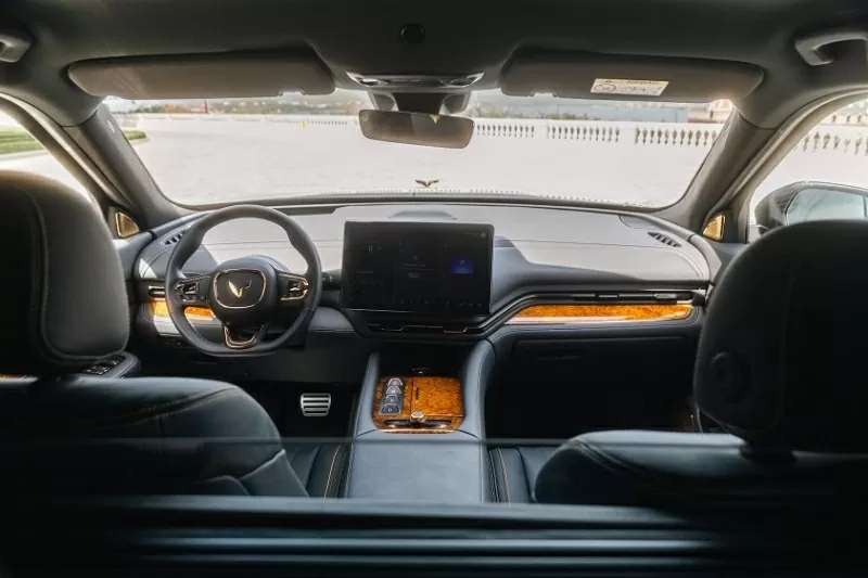 Khu vực điều khiển trung tâm gây ấn tượng với ốp gỗ quý Golden Nanmu.