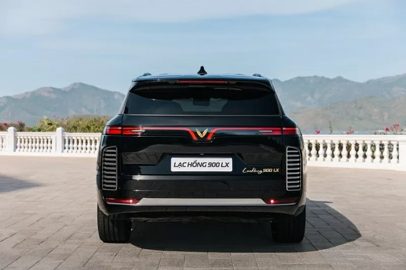 Theo thông tin từ VinFast, Lạc Hồng 900 LX được sản xuất với số lượng giới hạn, gồm 2 biến thể: Tiêu chuẩn và Chống đạn.
