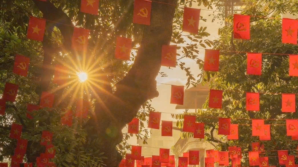 Quốc khánh 2/9, Hà Nội khoác lên sắc đỏ rực rỡ, đẹp nên thơ