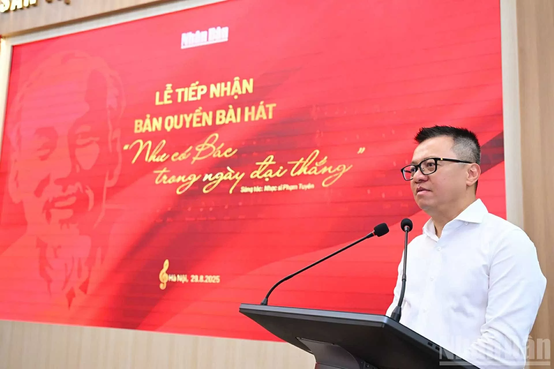 Nhạc sĩ Phạm Tuyên trao tặng ca khúc ‘Như có Bác trong ngày đại thắng’ cho Báo Nhân Dân