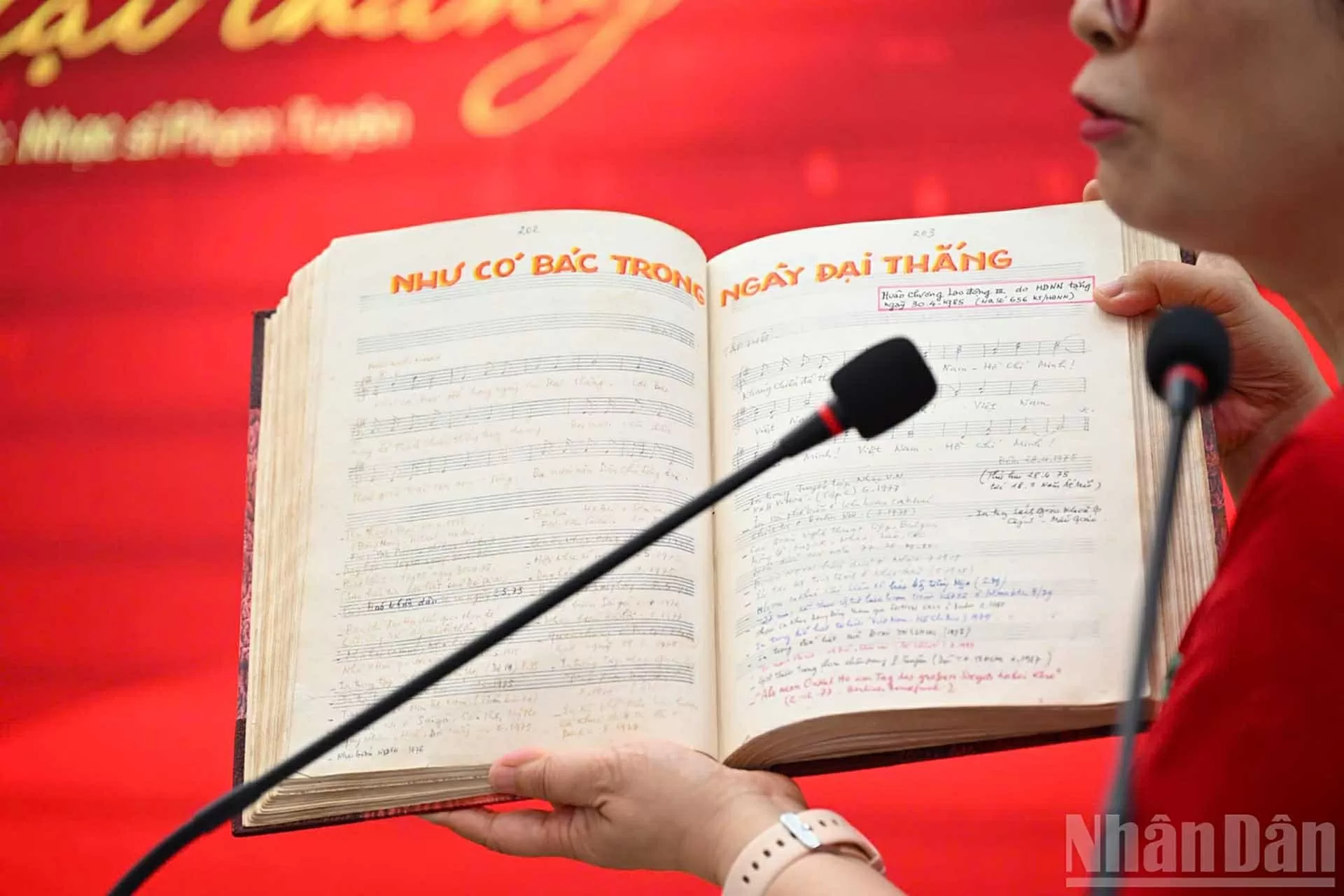 Nhạc sĩ Phạm Tuyên trao tặng ca khúc ‘Như có Bác trong ngày đại thắng’ cho Báo Nhân Dân Nhạc sĩ Phạm Tuyên trao tặng ca khúc ‘Như có Bác trong ngày đại thắng’ cho Báo Nhân Dân