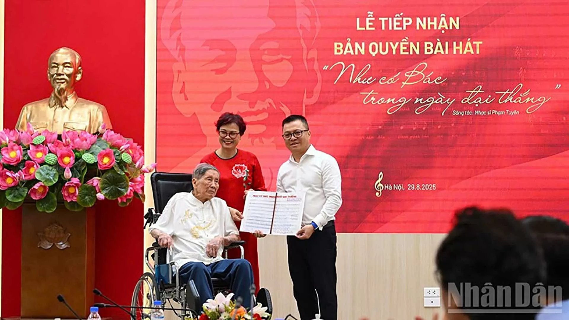Nhạc sĩ Phạm Tuyên trao tặng ca khúc ‘Như có Bác trong ngày đại thắng’ cho Báo Nhân Dân