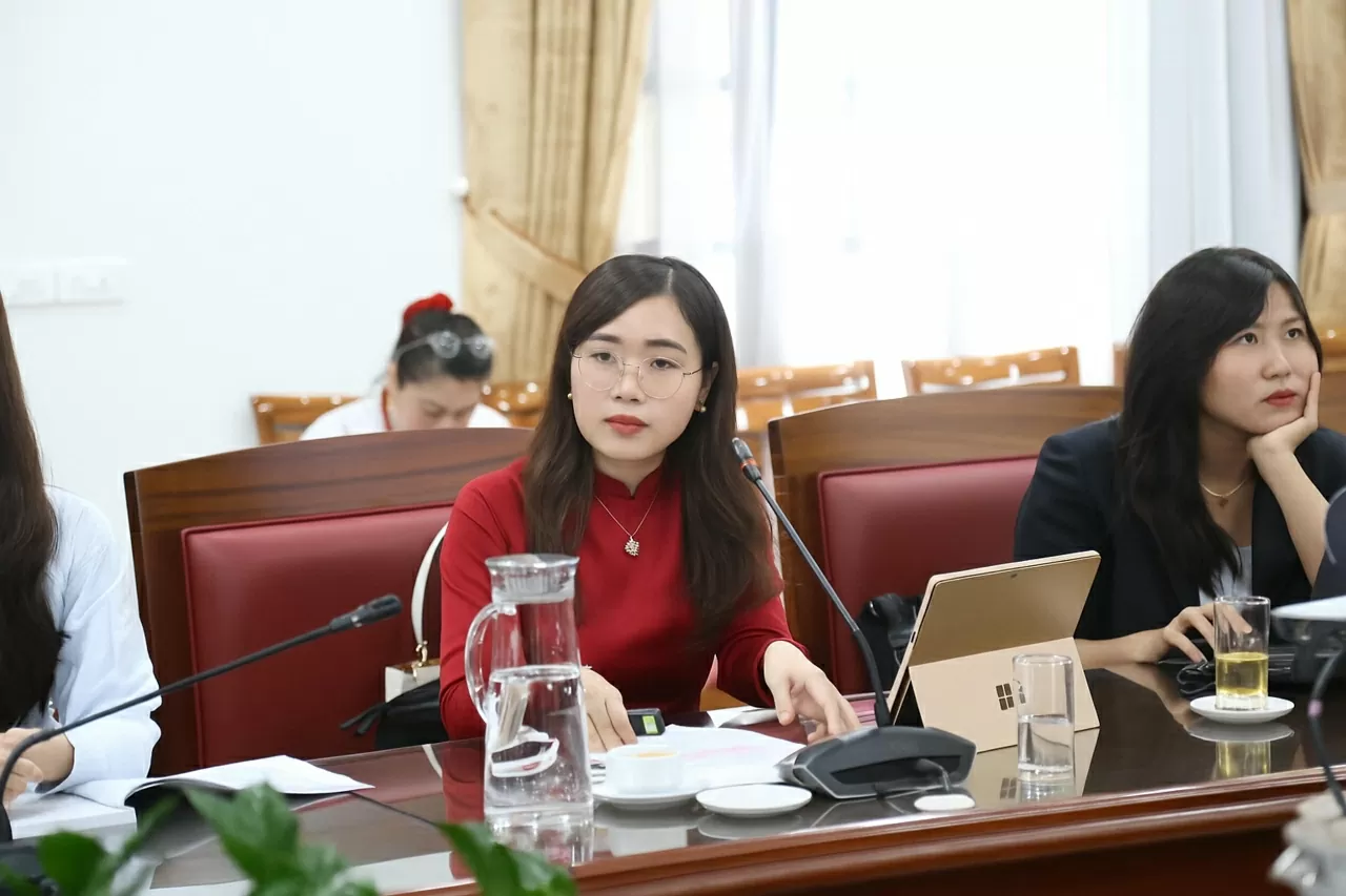 Bà Lê Như Mai, công tác tại Viện Nghiên cứu chiến lược Ngoại giao, Học viện ngoại giao chia sẻ về cuốn sách “Tư tưởng ngoại giao Hồ Chí Minh” của nguyên Bộ trưởng Ngoại giao Nguyễn Dy Niên. (Ảnh: Thành Long) Bà Lê Như Mai, công tác tại Viện Nghiên cứu chiến lược Ngoại giao, Học viện ngoại giao chia sẻ về cuốn sách “Tư tưởng ngoại giao Hồ Chí Minh” của nguyên Bộ trưởng Ngoại giao Nguyễn Dy Niên. (Ảnh: Thành Long)