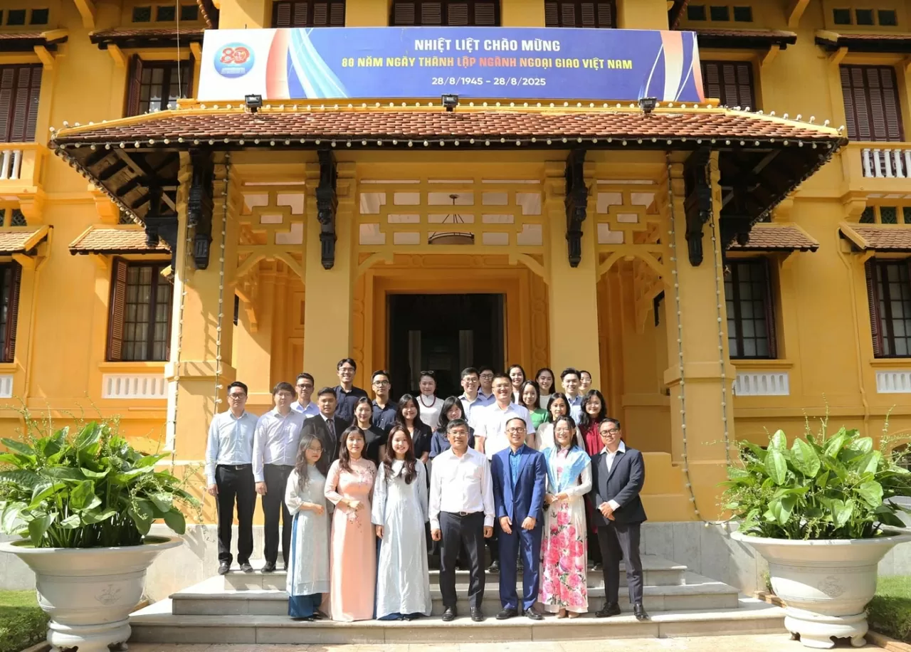 Đoàn Thanh niên Bộ Ngoại giao chụp bức ảnh lưu niệm cùng Thứ trưởng Thường trực Bộ Ngoại giao Nguyễn Minh Vũ. (Ảnh: Thành Long)