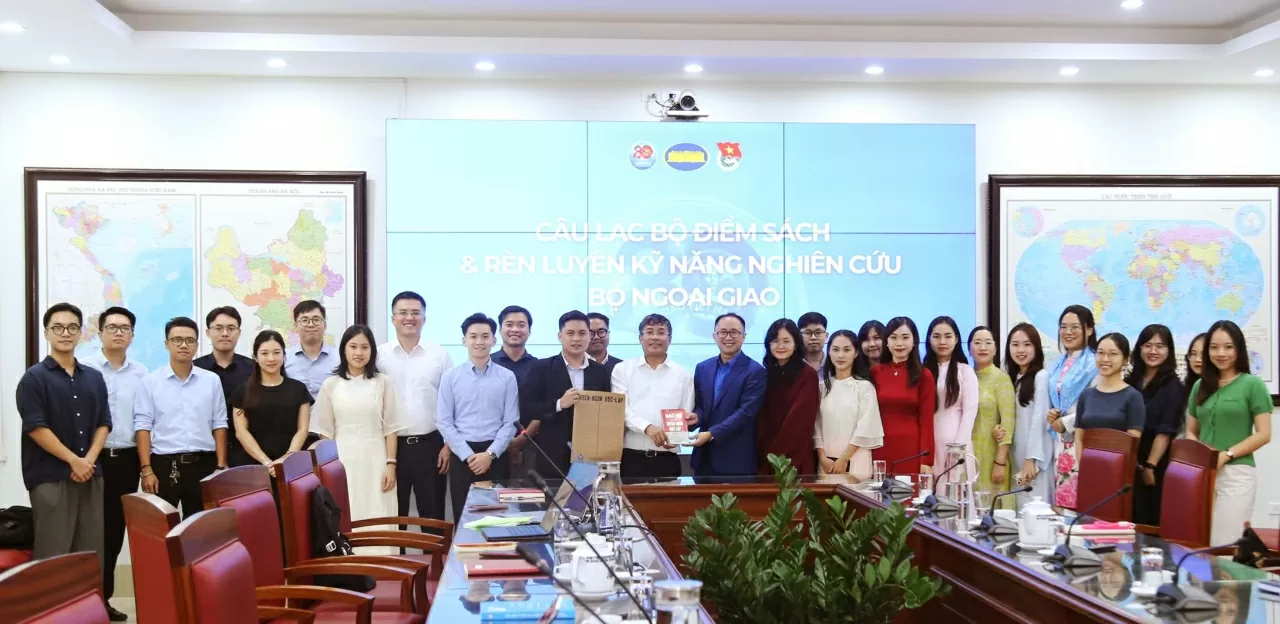 Đoàn Thanh niên Bộ Ngoại giao gửi tặng Thứ trưởng Thường trực Nguyễn Minh Vũ cuốn sách Phát triển văn hóa đọc trong tuổi trẻ Ngoại giao