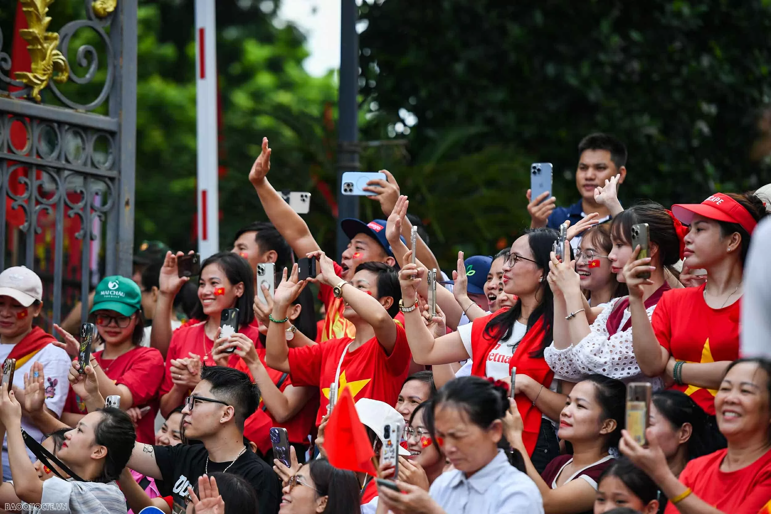 Su-30MK2 thả đạn nhiễu, bay giữa Quảng trường Ba Đình trong tổng duyệt diễu binh Su-30MK2 thả đạn nhiễu, bay giữa Quảng trường Ba Đình trong tổng duyệt diễu binh