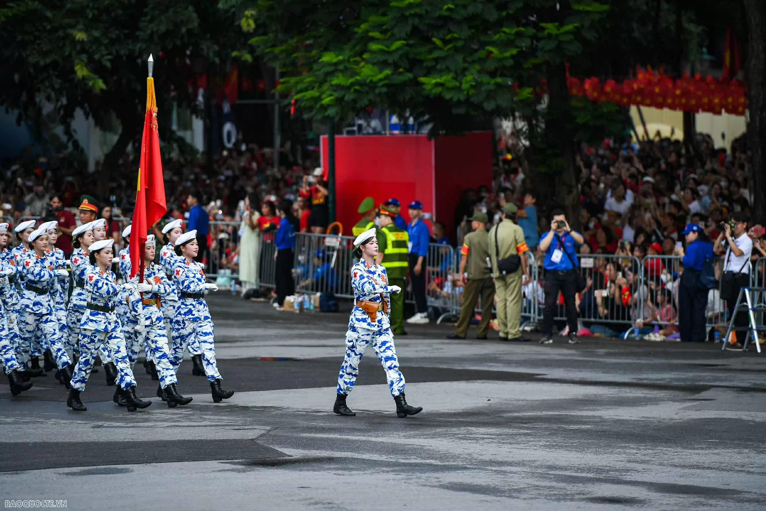 Su-30MK2 thả đạn nhiễu, bay giữa Quảng trường Ba Đình trong tổng duyệt diễu binh
