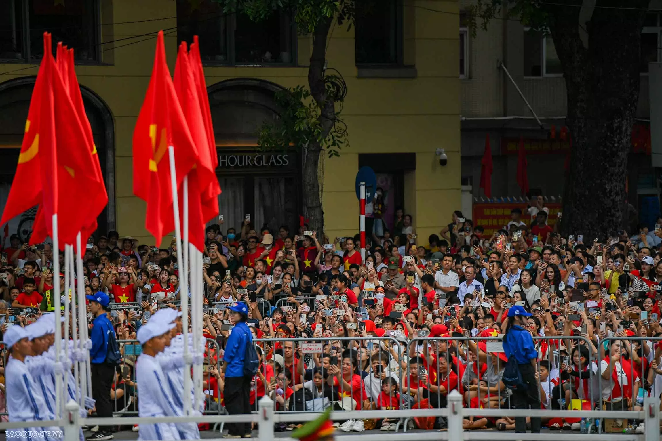 Su-30MK2 thả đạn nhiễu, bay giữa Quảng trường Ba Đình trong tổng duyệt diễu binh