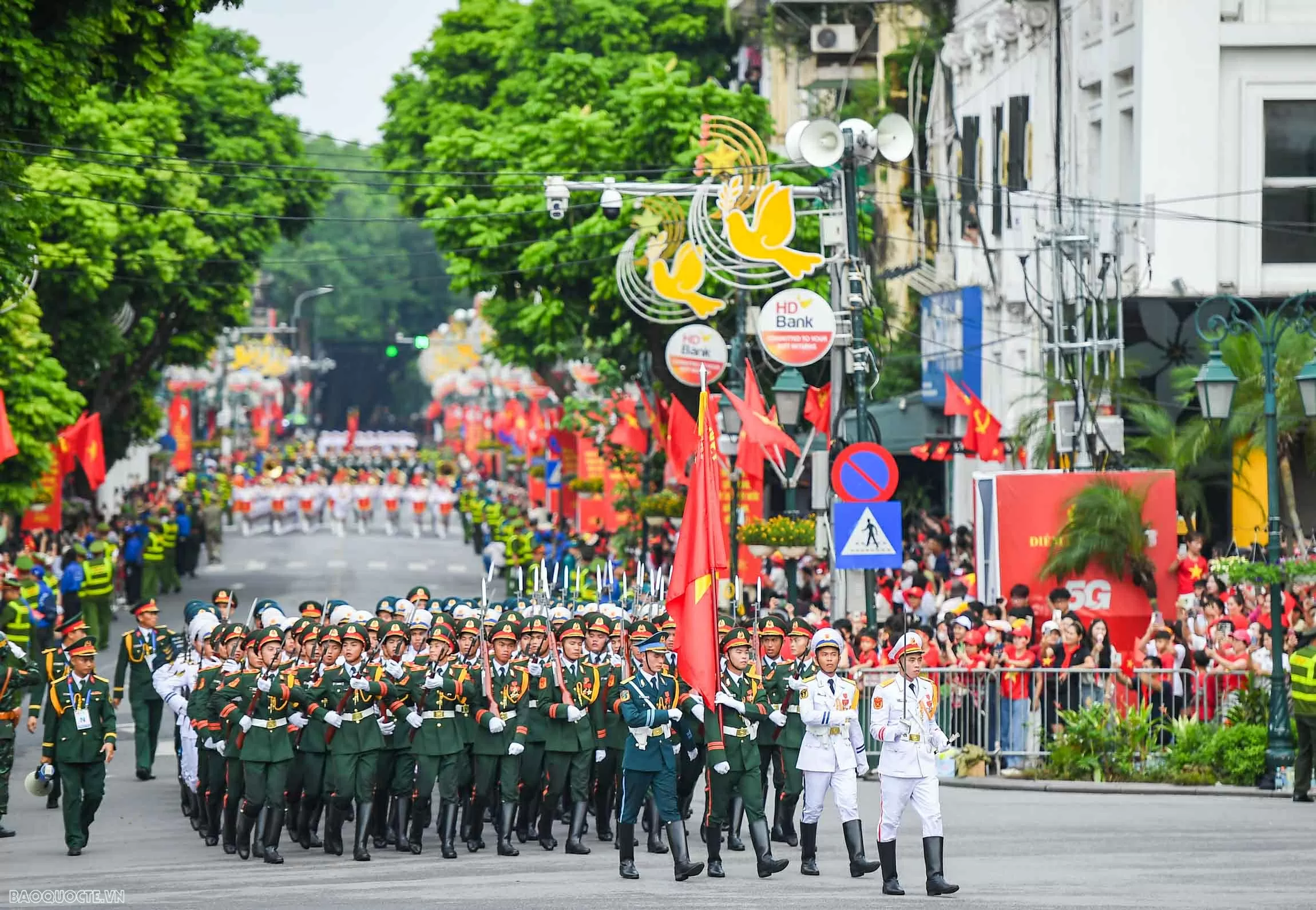 Su-30MK2 thả đạn nhiễu, bay giữa Quảng trường Ba Đình trong tổng duyệt diễu binh