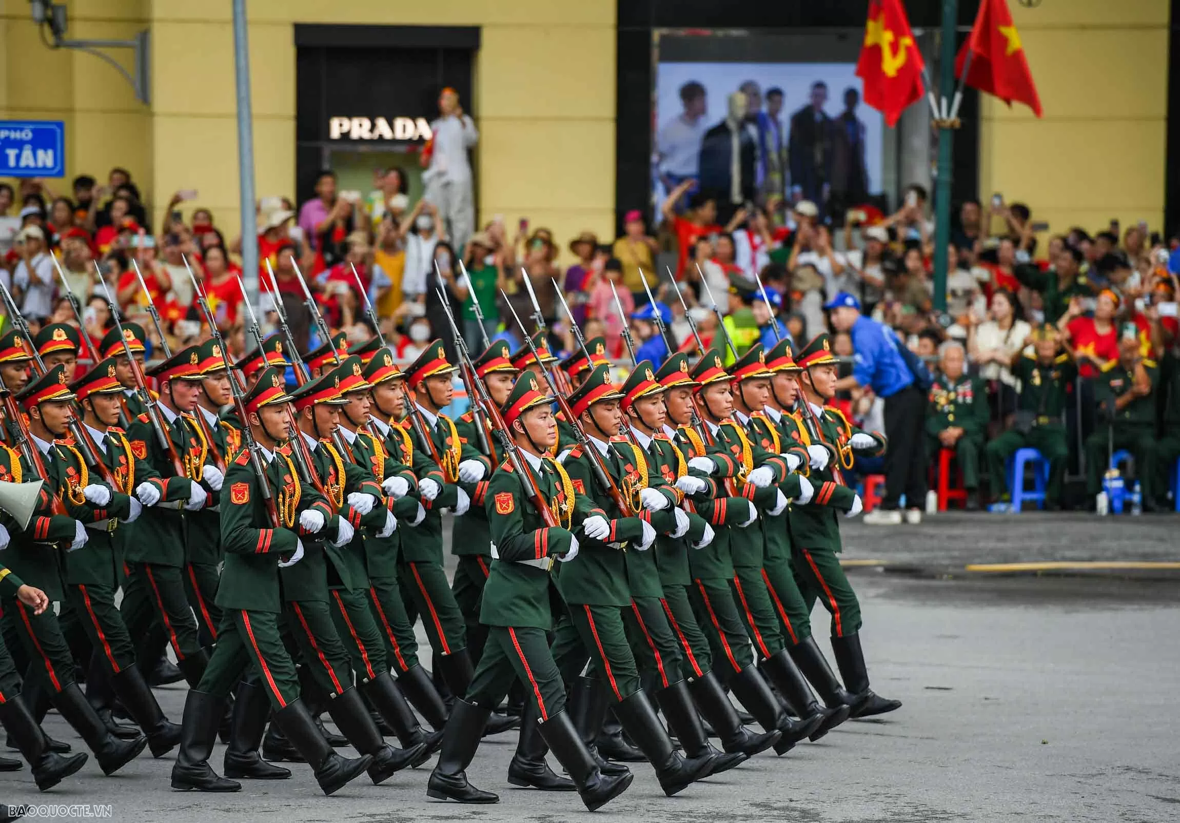 Su 30MK2 thả đạn nhiễu, bay giữa Quảng trường Ba Đình trong tổng duyệt diễu binh