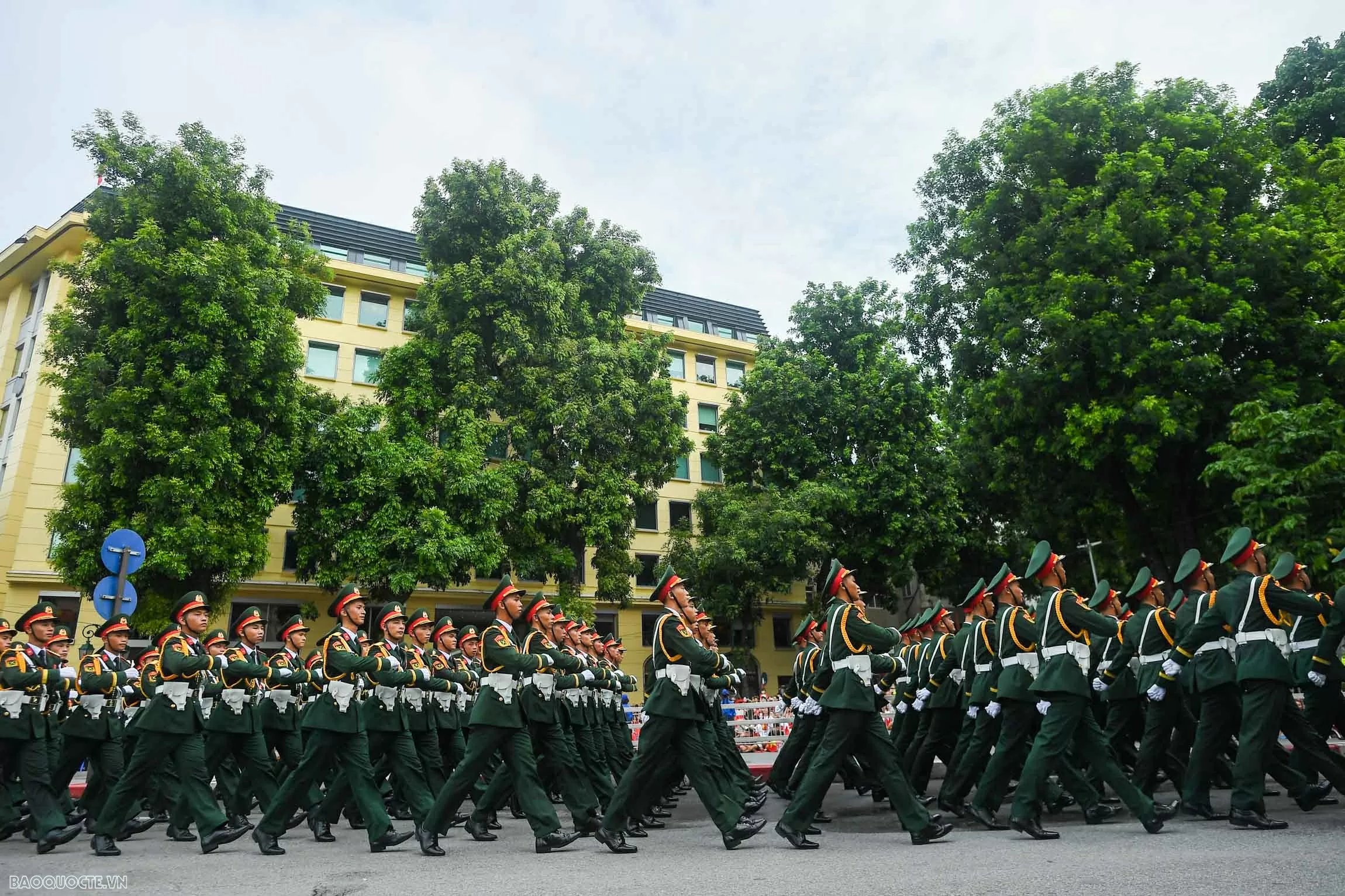 Su 30MK2 thả đạn nhiễu, bay giữa Quảng trường Ba Đình trong tổng duyệt diễu binh