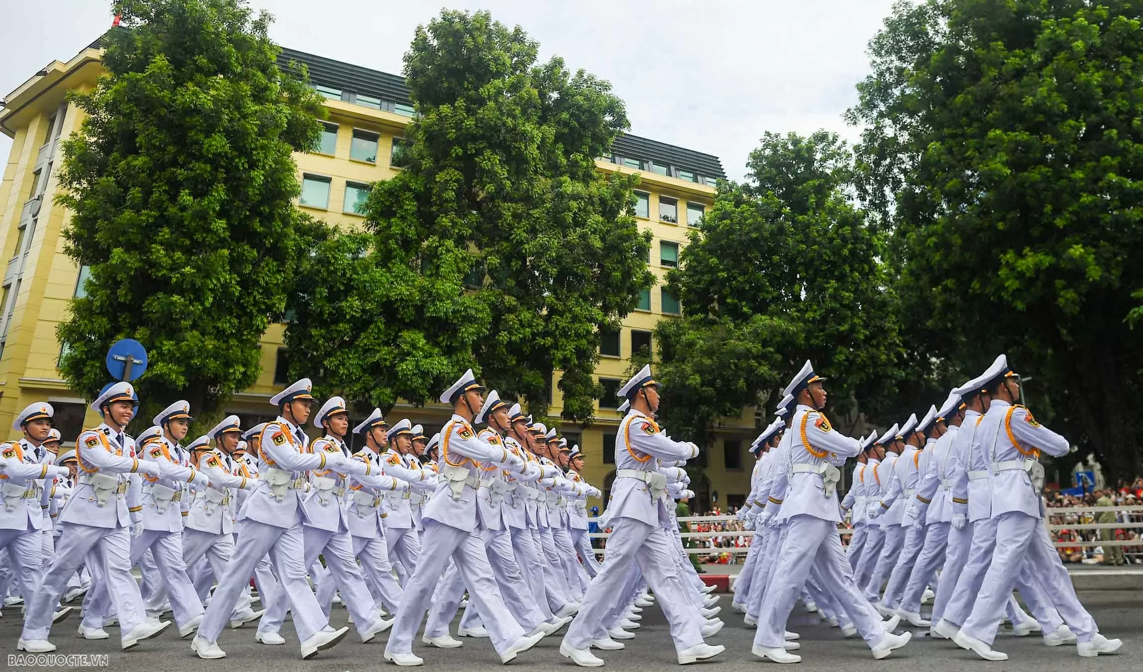 Su 30MK2 thả đạn nhiễu, bay giữa Quảng trường Ba Đình trong tổng duyệt diễu binh