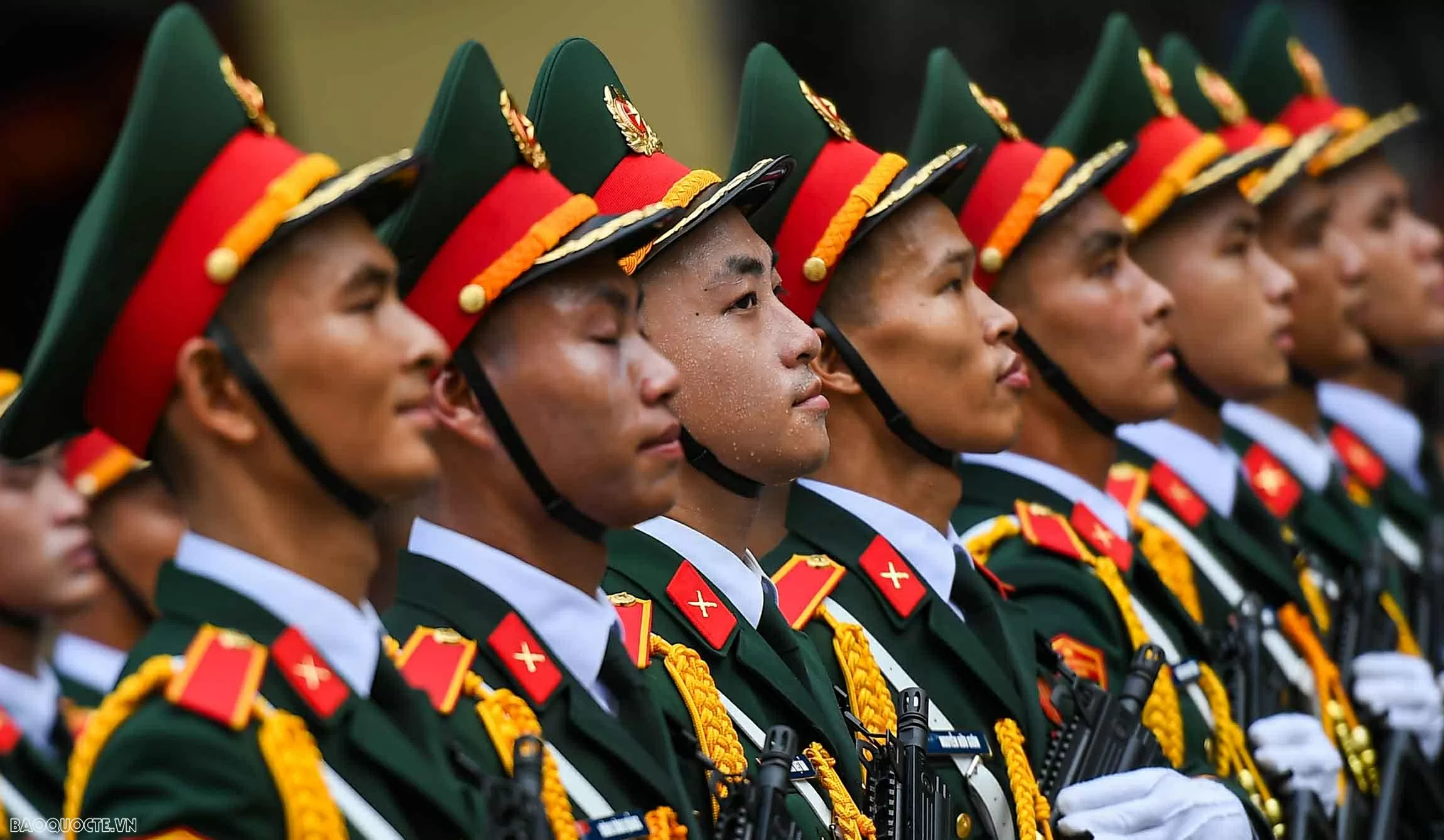 Su 30MK2 thả đạn nhiễu, bay giữa Quảng trường Ba Đình trong tổng duyệt diễu binh