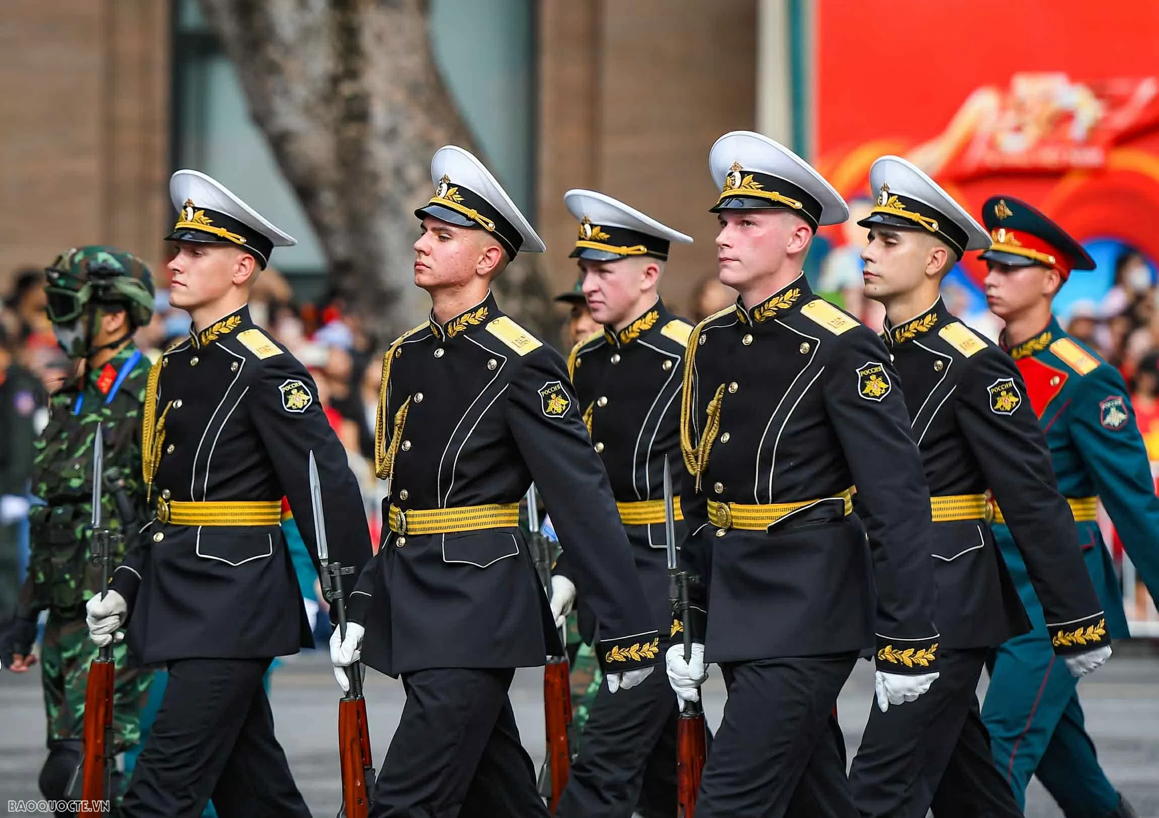 Su 30MK2 thả đạn nhiễu, bay giữa Quảng trường Ba Đình trong tổng duyệt diễu binh