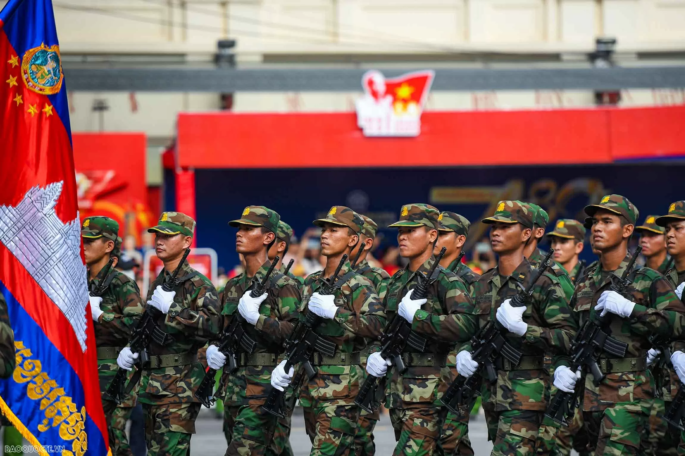 Su 30MK2 thả đạn nhiễu, bay giữa Quảng trường Ba Đình trong tổng duyệt diễu binh