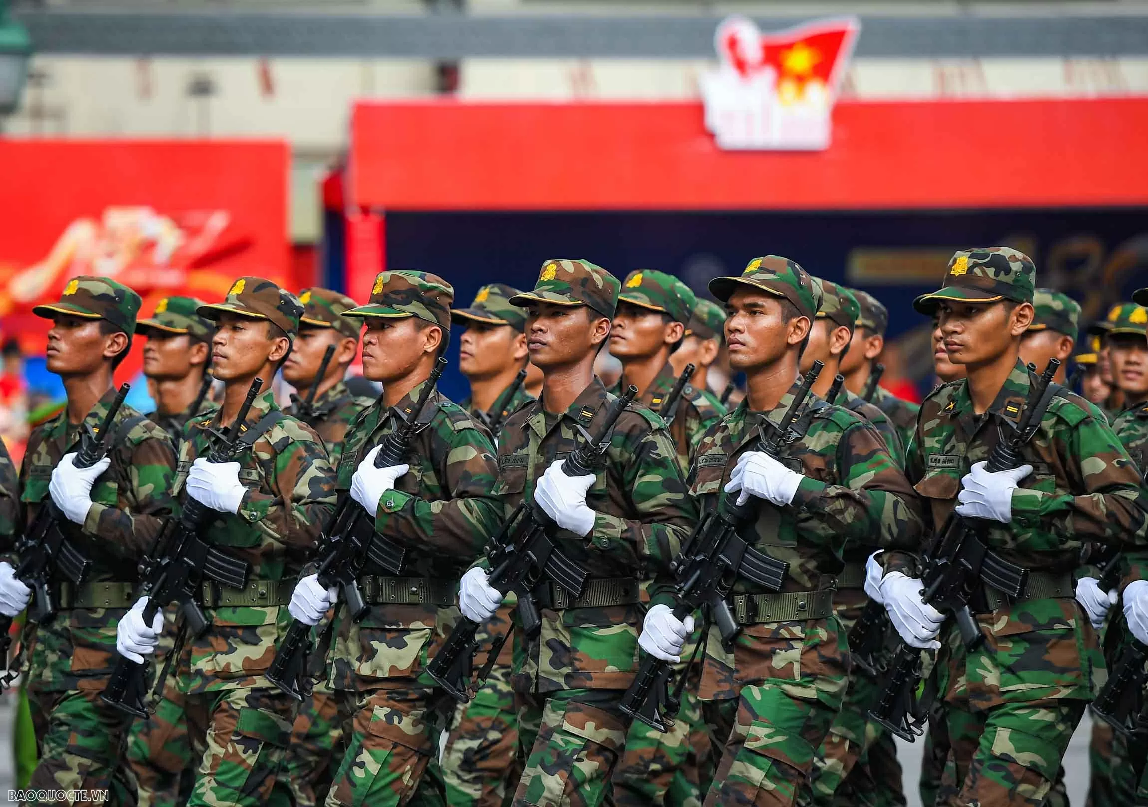 Su 30MK2 thả đạn nhiễu, bay giữa Quảng trường Ba Đình trong tổng duyệt diễu binh