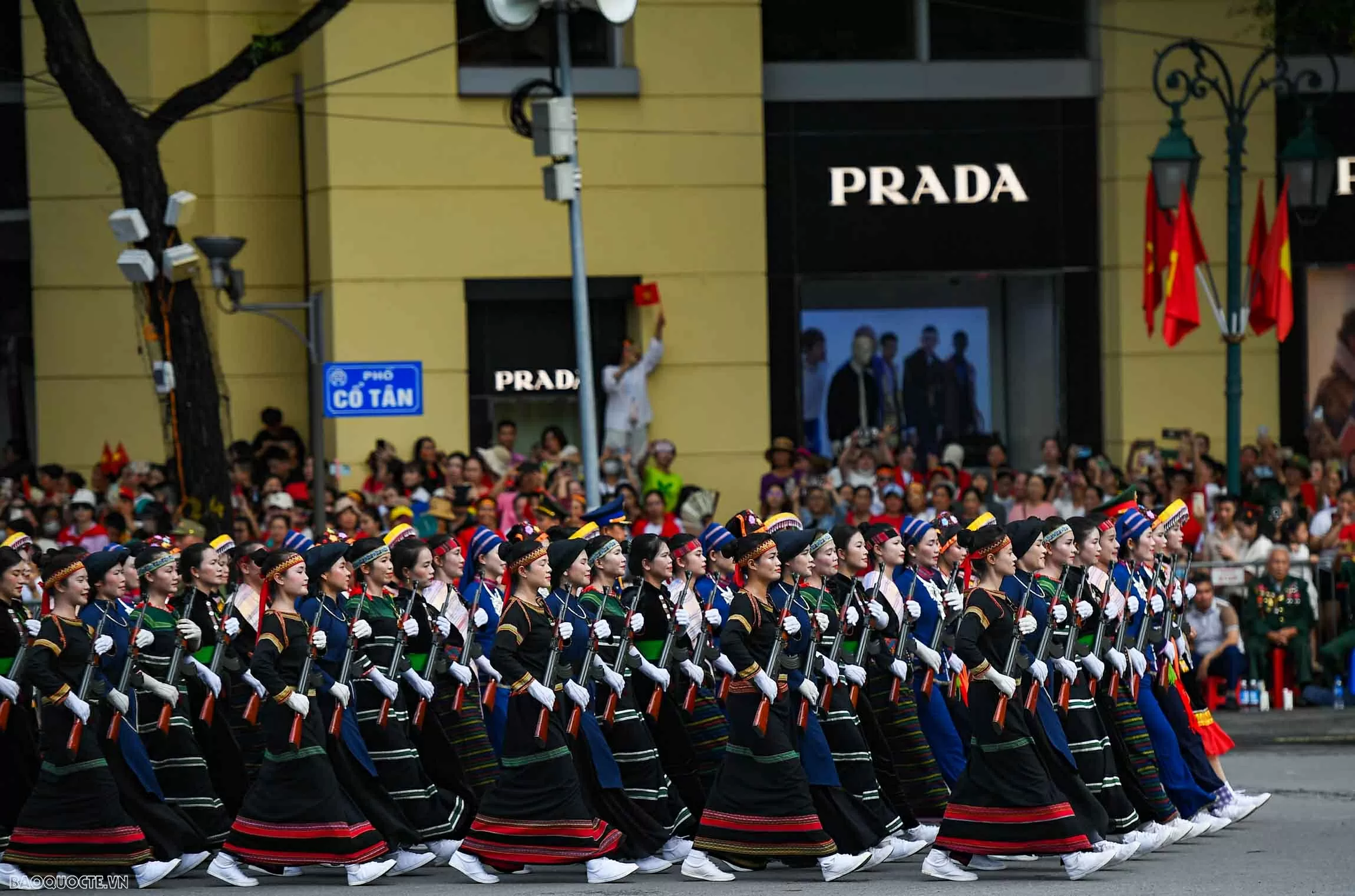 Su 30MK2 thả đạn nhiễu, bay giữa Quảng trường Ba Đình trong tổng duyệt diễu binh