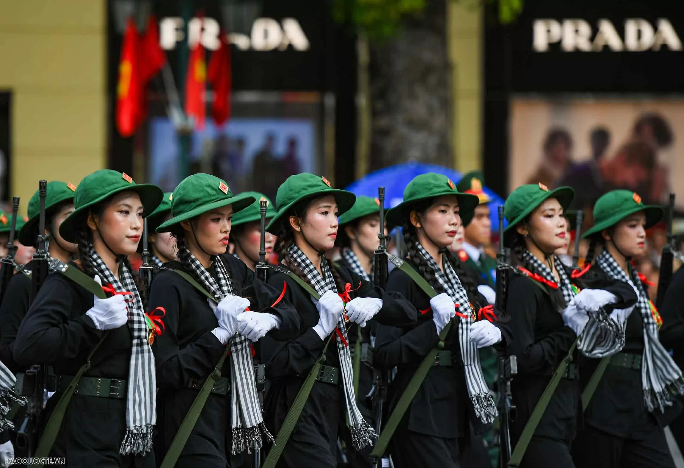 Su 30MK2 thả đạn nhiễu, bay giữa Quảng trường Ba Đình trong tổng duyệt diễu binh