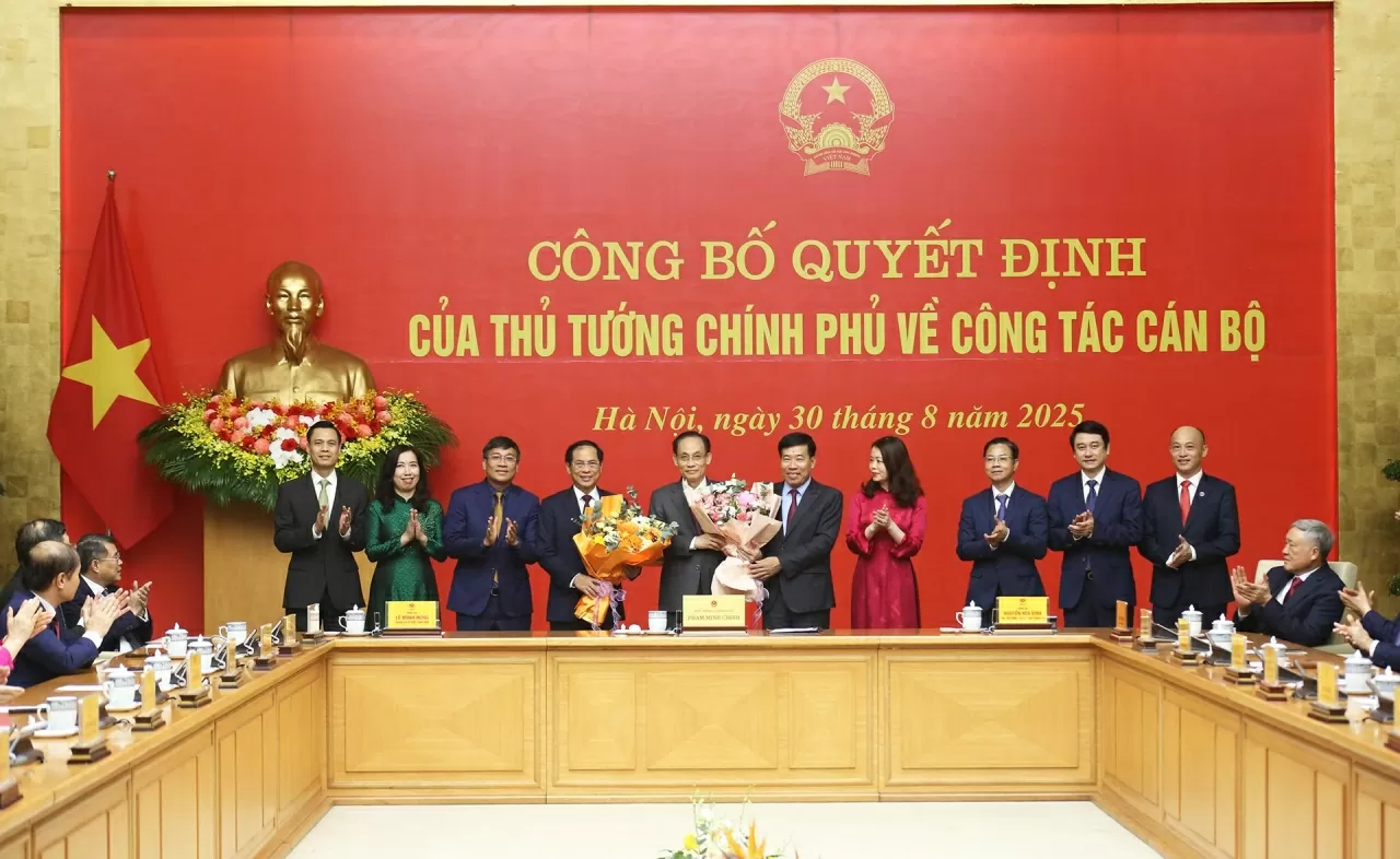 Lãnh đạo Bộ Ngoại giao tặng hoa chúc mừng Quyền Bộ trưởng Ngoại giao Lê Hoài Trung. (Ảnh: Thành Long) Lãnh đạo Bộ Ngoại giao tặng hoa chúc mừng Quyền Bộ trưởng Ngoại giao Lê Hoài Trung. (Ảnh: Thành Long)