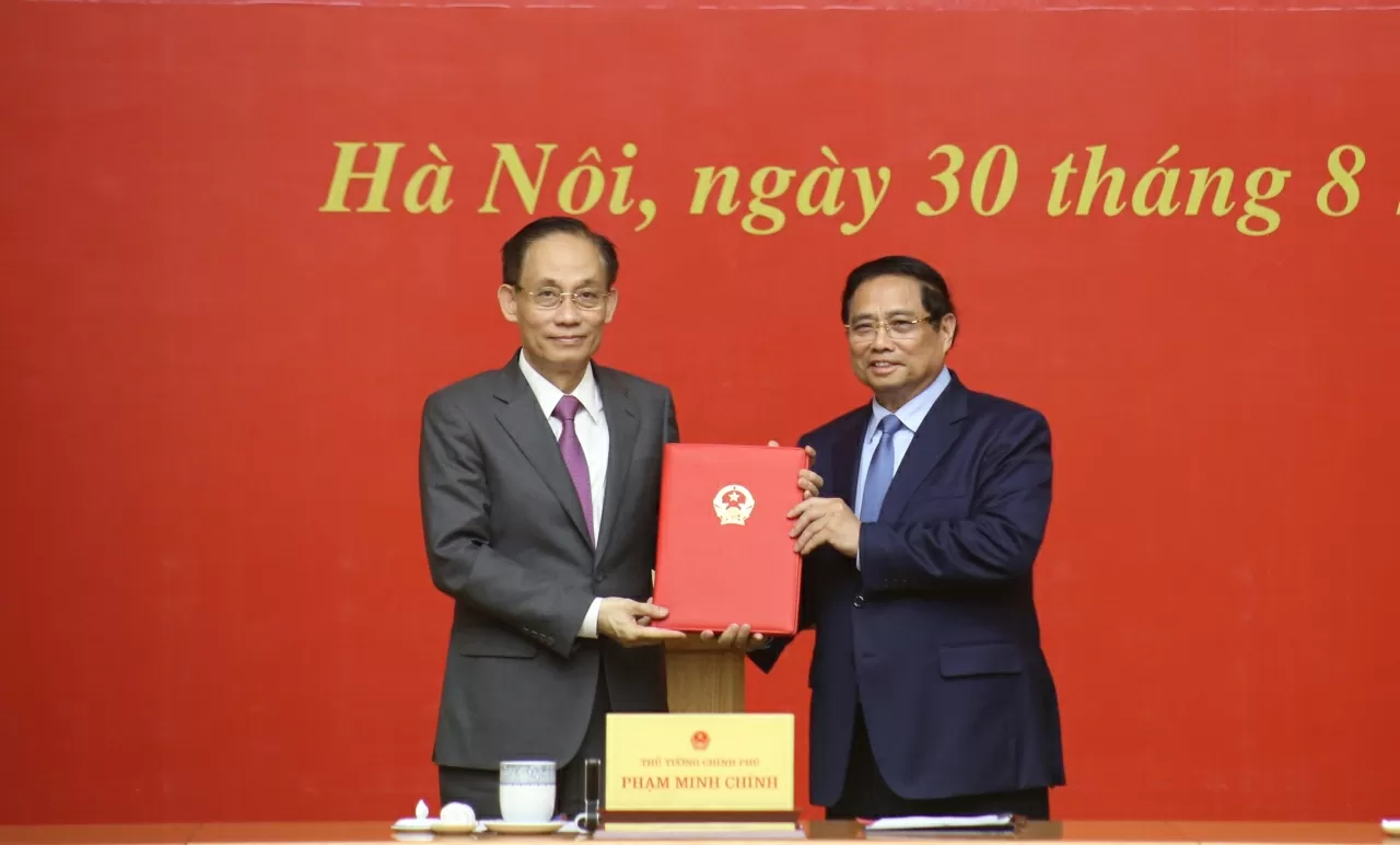 Thủ tướng Phạm Minh Chính trao quyết định tiếp nhận đồng chí Lê Hoài Trung, Bí thư Trung ương Đảng, Chánh Văn phòng Trung ương Đảng, về công tác tại Bộ Ngoại giao, giao Quyền Bộ trưởng Bộ Ngoại giao. (Ảnh: Thành Long) Thủ tướng Phạm Minh Chính trao quyết định tiếp nhận đồng chí Lê Hoài Trung, Bí thư Trung ương Đảng, Chánh Văn phòng Trung ương Đảng, về công tác tại Bộ Ngoại giao, giao Quyền Bộ trưởng Bộ Ngoại giao. (Ảnh: Thành Long)