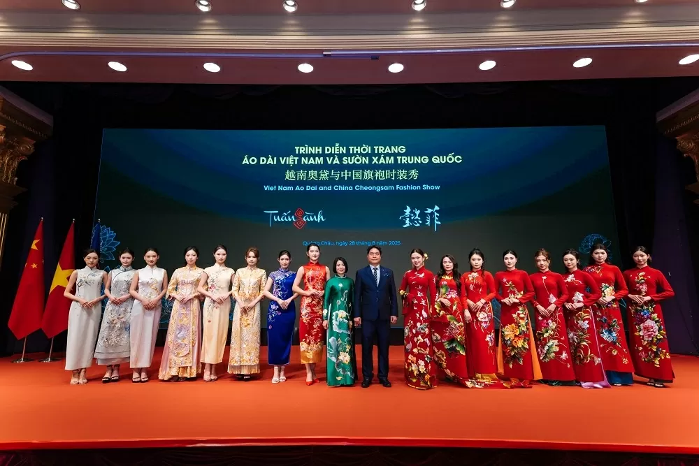 Áo dài Việt Nam hội ngộ sườn xám Trung Quốc