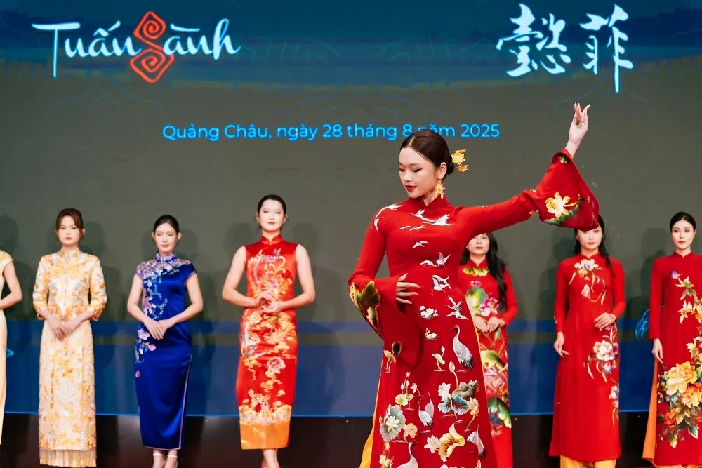 Áo dài Việt Nam hội ngộ sườn xám Trung Quốc