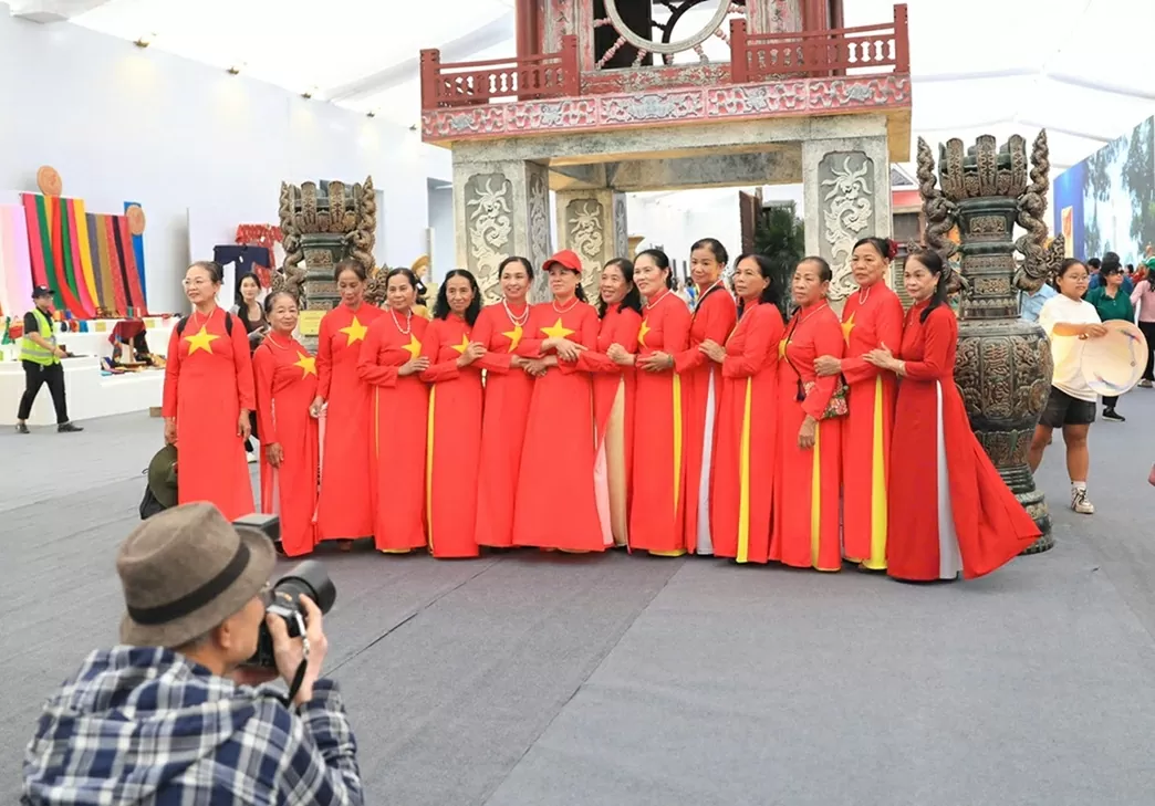 Du khách trong và ngoài nước hòa mình trong dòng chảy văn hóa-sáng tạo Du khách trong và ngoài nước hòa mình trong dòng chảy văn hóa-sáng tạo