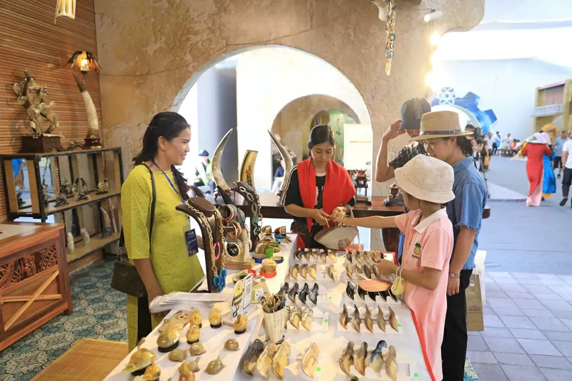 Du khách trong và ngoài nước hòa mình trong dòng chảy văn hóa-sáng tạo Du khách trong và ngoài nước hòa mình trong dòng chảy văn hóa-sáng tạo