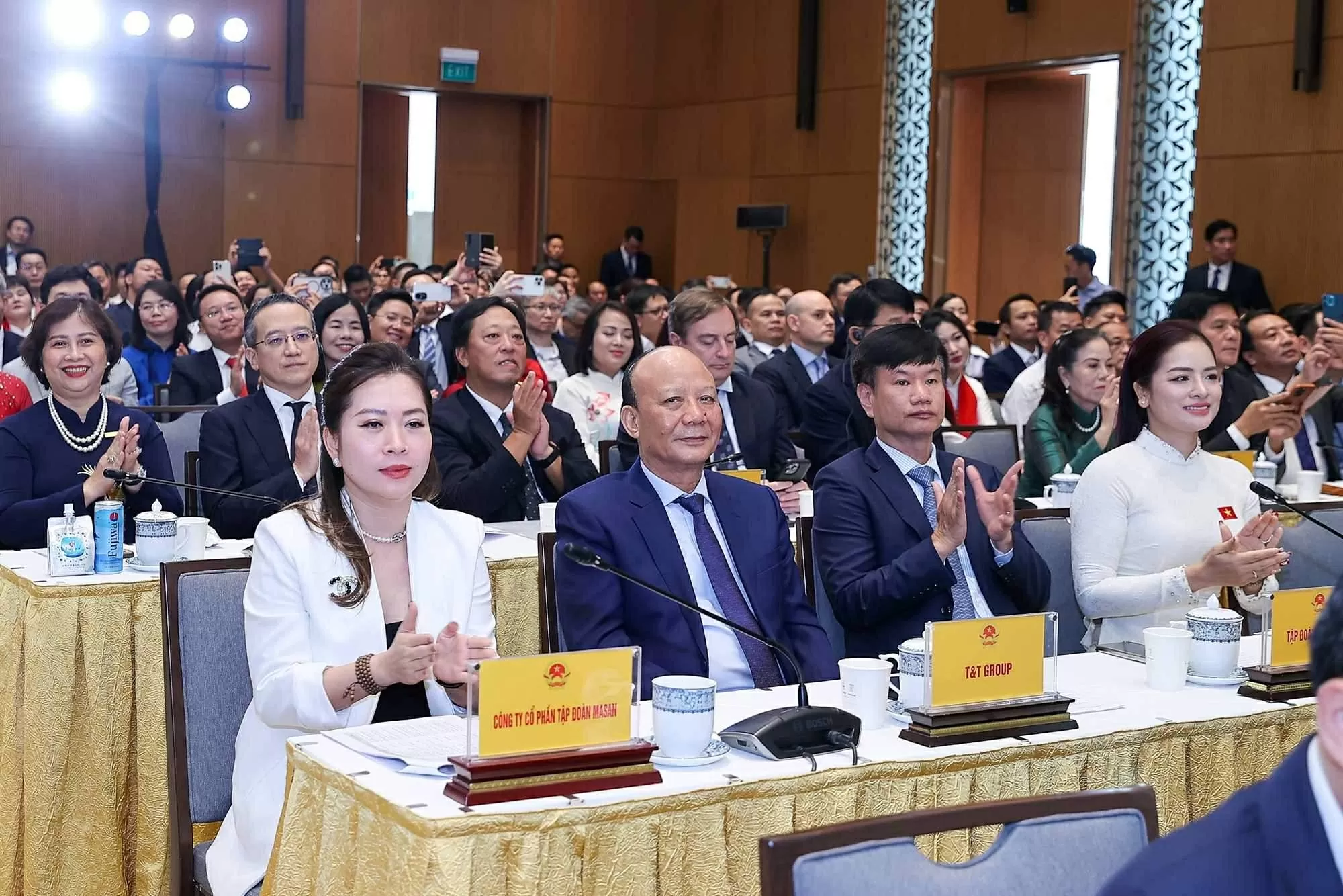 Đại diện các doanh nghiệp trong và ngoài nước dự và phát biểu tại buổi gặp mặt - Ảnh: VGP/Nhật Bắc