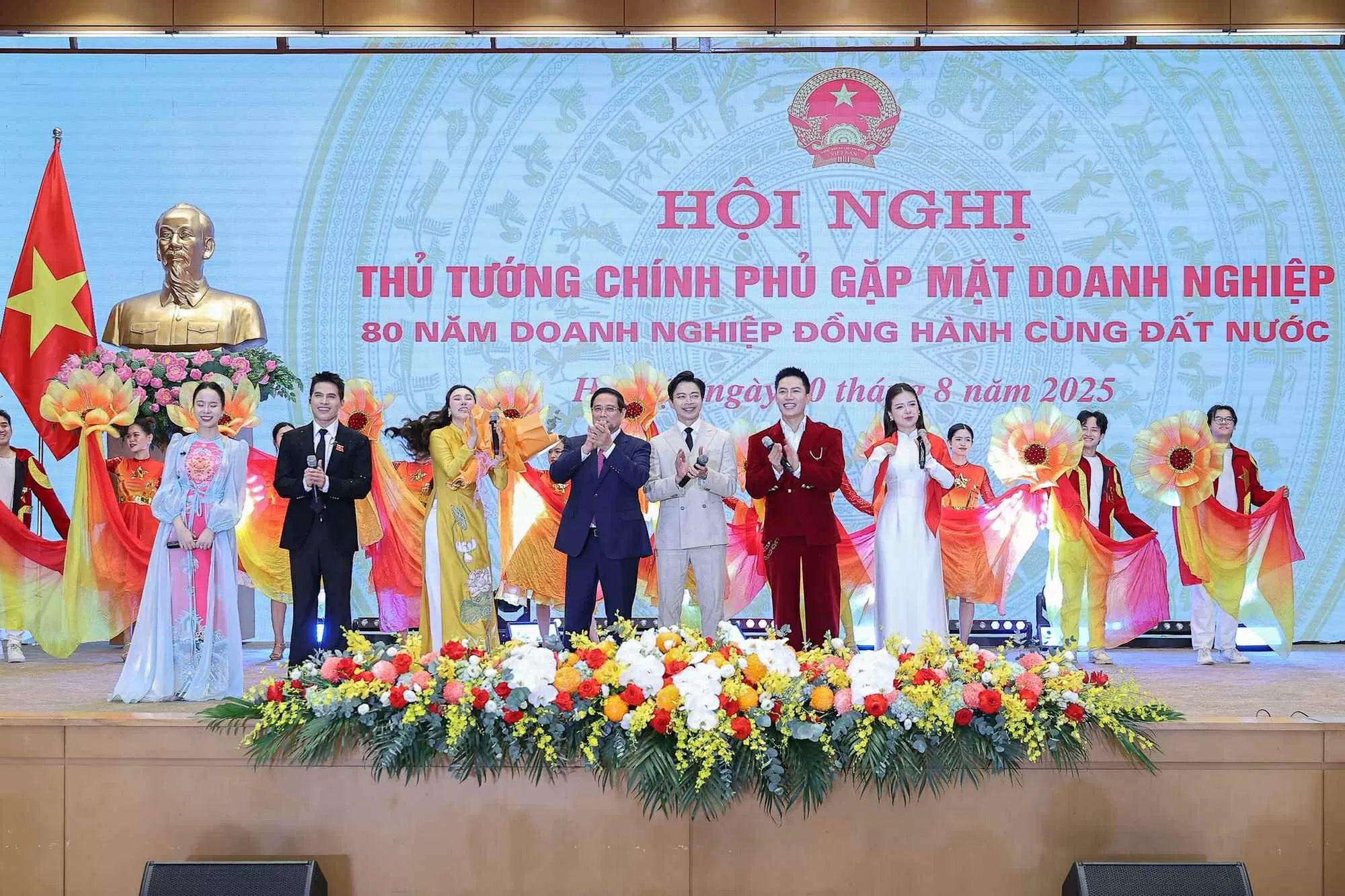 Thủ tướng nêu rõ, Chính phủ, Thủ tướng Chính phủ cam kết luôn sát cánh, chia sẻ, đồng hành để xây dựng, phát triển cộng đồng doanh nghiệp, doanh nhân đoàn kết, phát triển hùng mạnh, góp phần thúc đẩy cơ cấu lại nền kinh tế, đổi mới mô hình tăng trưởng the