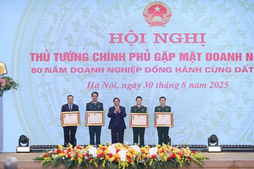 Thủ tướng Phạm Minh Chính trao Huân chương Bảo vệ Tổ quốc hạng Nhất tặng Tập đoàn Công nghiệp - Viễn thông Quân đội (Viettel) và Ngân hàng Quân đội (MB); trao Huân chương Bảo vệ Tổ quốc hạng Nhì tặng Binh đoàn 18 và Tập đoàn Điện lực Việt Nam (EVN) - Ảnh: VGP/Nhật Bắc Thủ tướng Phạm Minh Chính trao Huân chương Bảo vệ Tổ quốc hạng Nhất tặng Tập đoàn Công nghiệp - Viễn thông Quân đội (Viettel) và Ngân hàng Quân đội (MB); trao Huân chương Bảo vệ Tổ quốc hạng Nhì tặng Binh đoàn 18 và Tập đoàn Điện lực Việt Nam (EVN) - Ảnh: