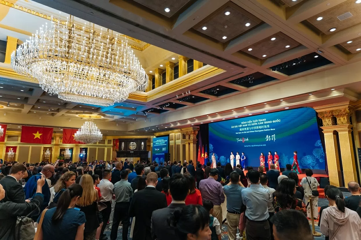 Áo dài Việt Nam hội ngộ sườn xám Trung Quốc