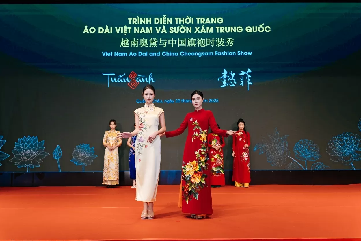 Áo dài Việt Nam hội ngộ sườn xám Trung Quốc