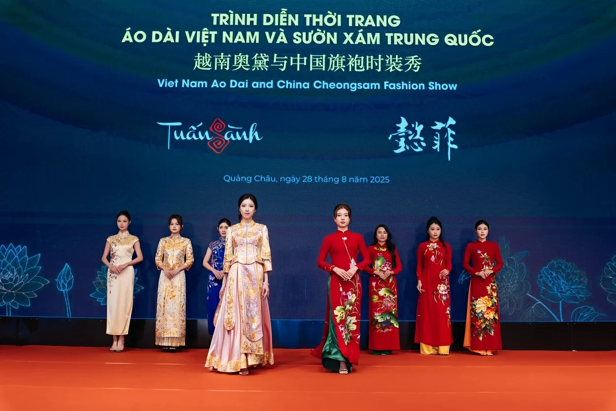 Áo dài Việt Nam hội ngộ sườn xám Trung Quốc