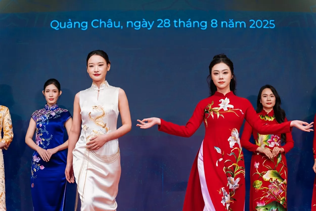 Áo dài Việt Nam hội ngộ sườn xám Trung Quốc