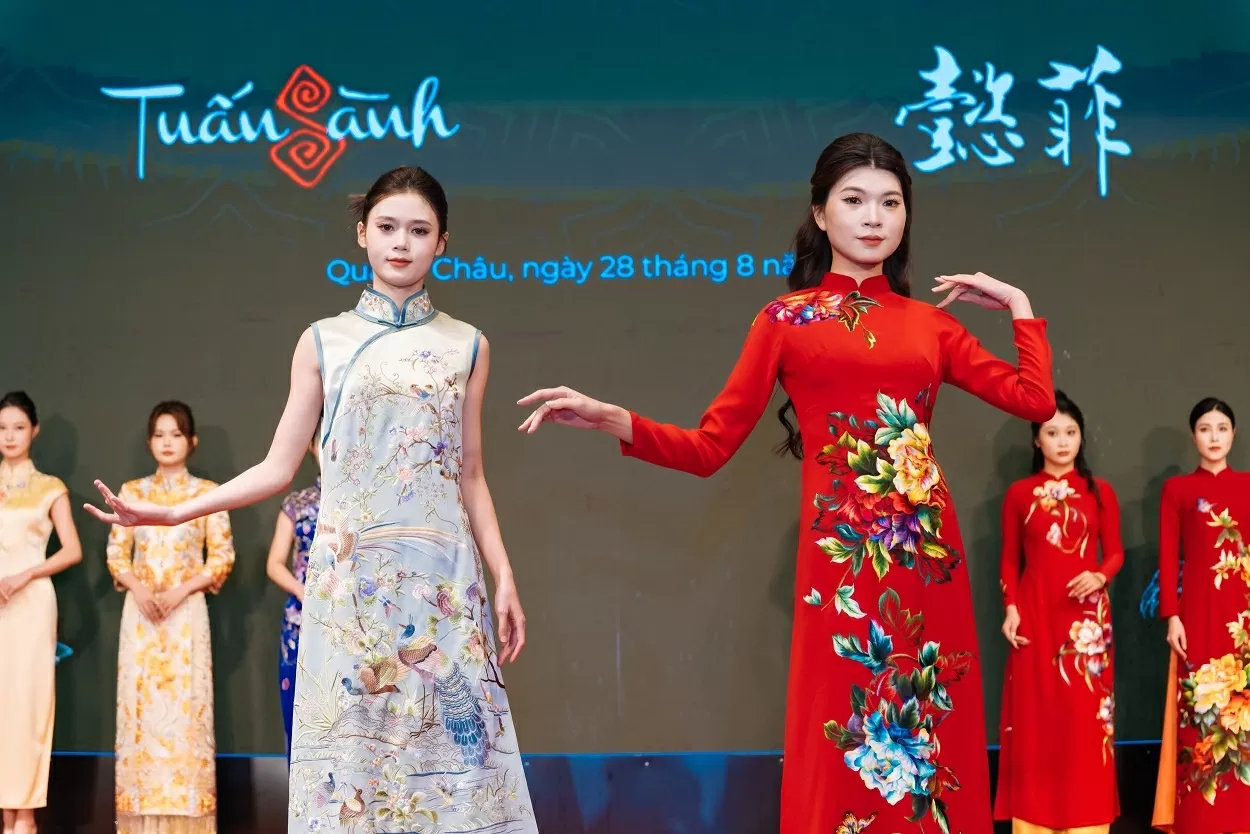 Áo dài Việt Nam hội ngộ sườn xám Trung Quốc