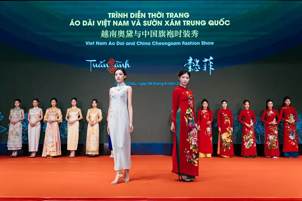 Áo dài Việt Nam hội ngộ sườn xám Trung Quốc