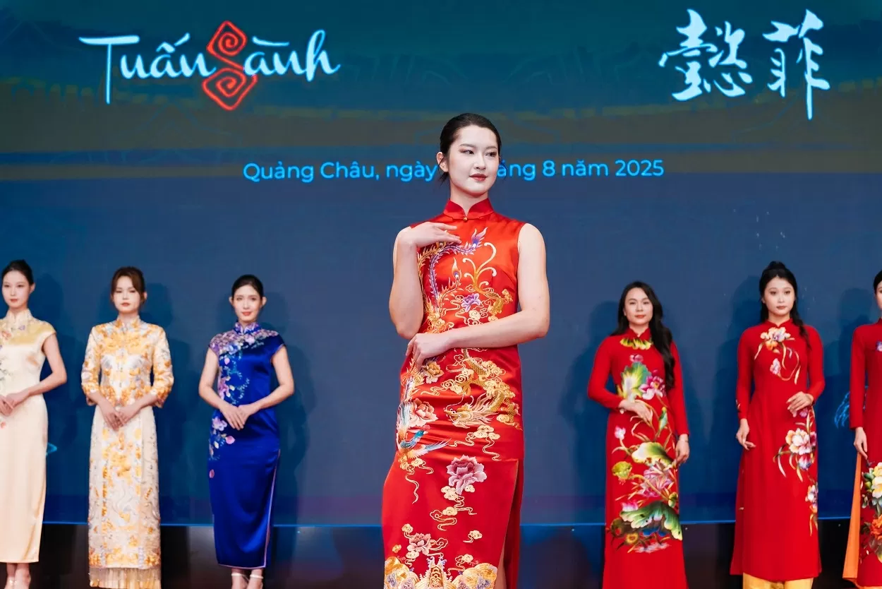 Áo dài Việt Nam hội ngộ sườn xám Trung Quốc