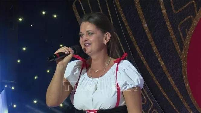 Nghệ sĩ opera Czech Jana Ryklova thể hiện hiện bài hát Nghệ thuật Việt Nam tỏa sáng giữa lòng Cộng hoà Czech