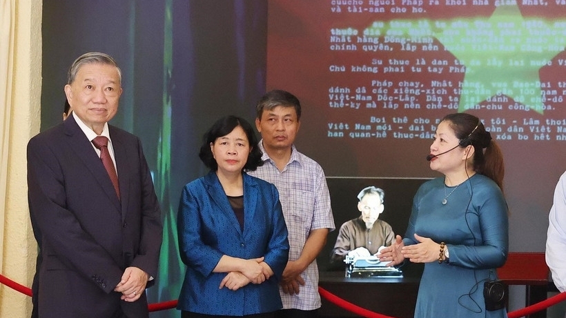 Tổng Bí thư Tô Lâm dâng hương Chủ tịch Hồ Chí Minh tại Di tích số 48 Hàng Ngang