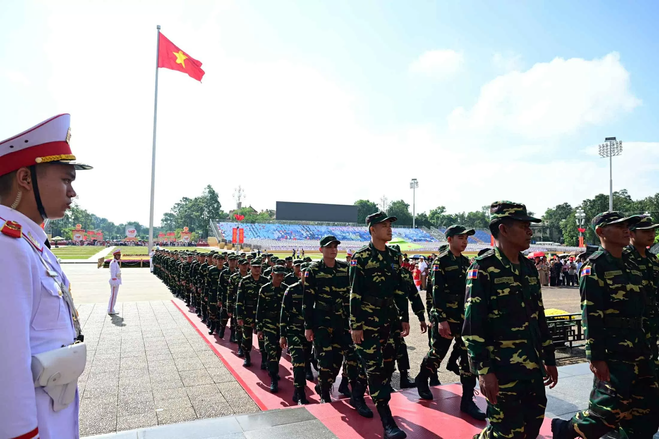 Quân nhân Nga, Lào và Campuchia vào Lăng viếng Chủ tịch Hồ Chí Minh