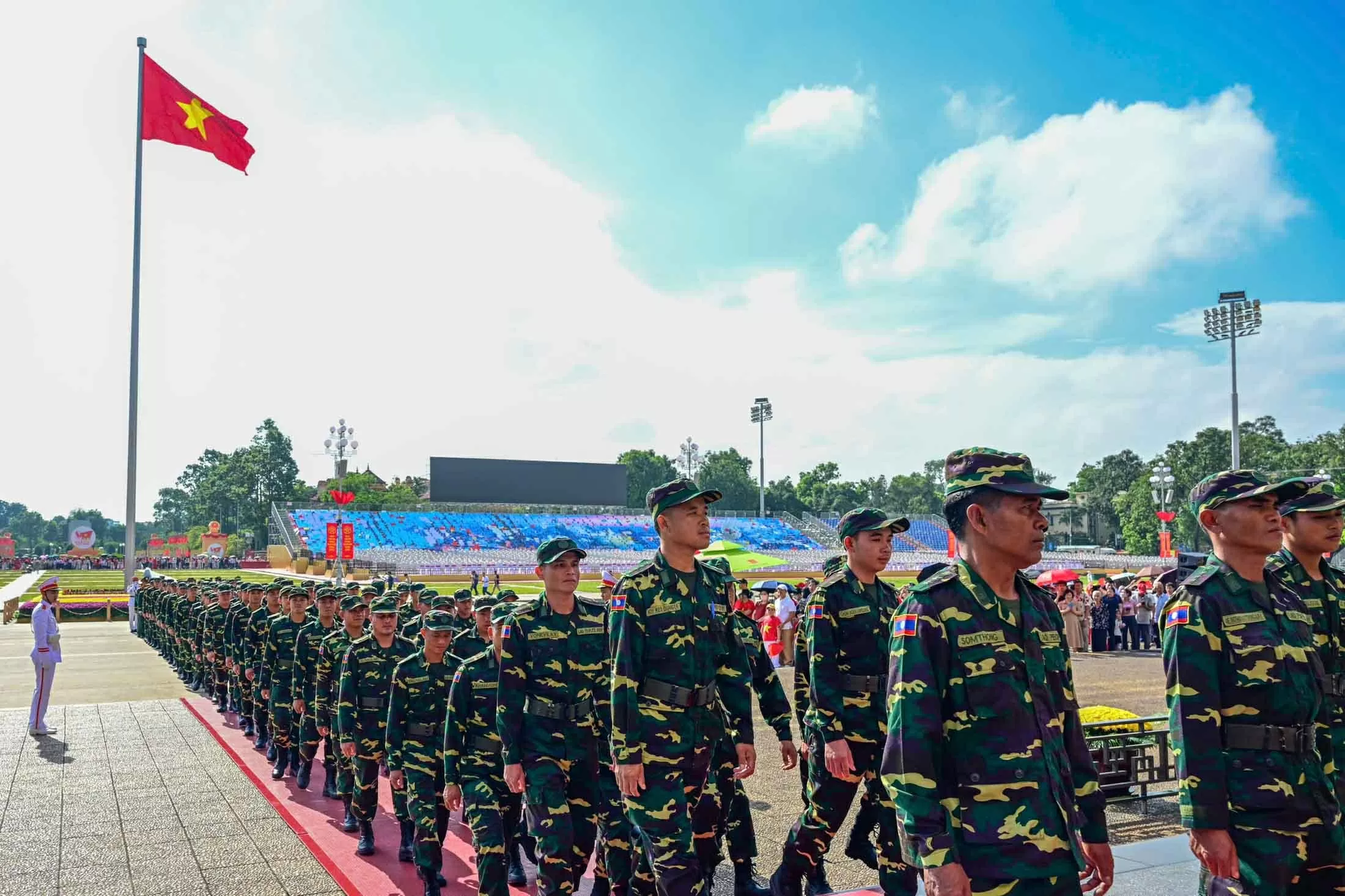 Quân nhân Nga, Lào và Campuchia vào Lăng viếng Chủ tịch Hồ Chí Minh Quân nhân Nga, Lào và Campuchia vào Lăng viếng Chủ tịch Hồ Chí Minh