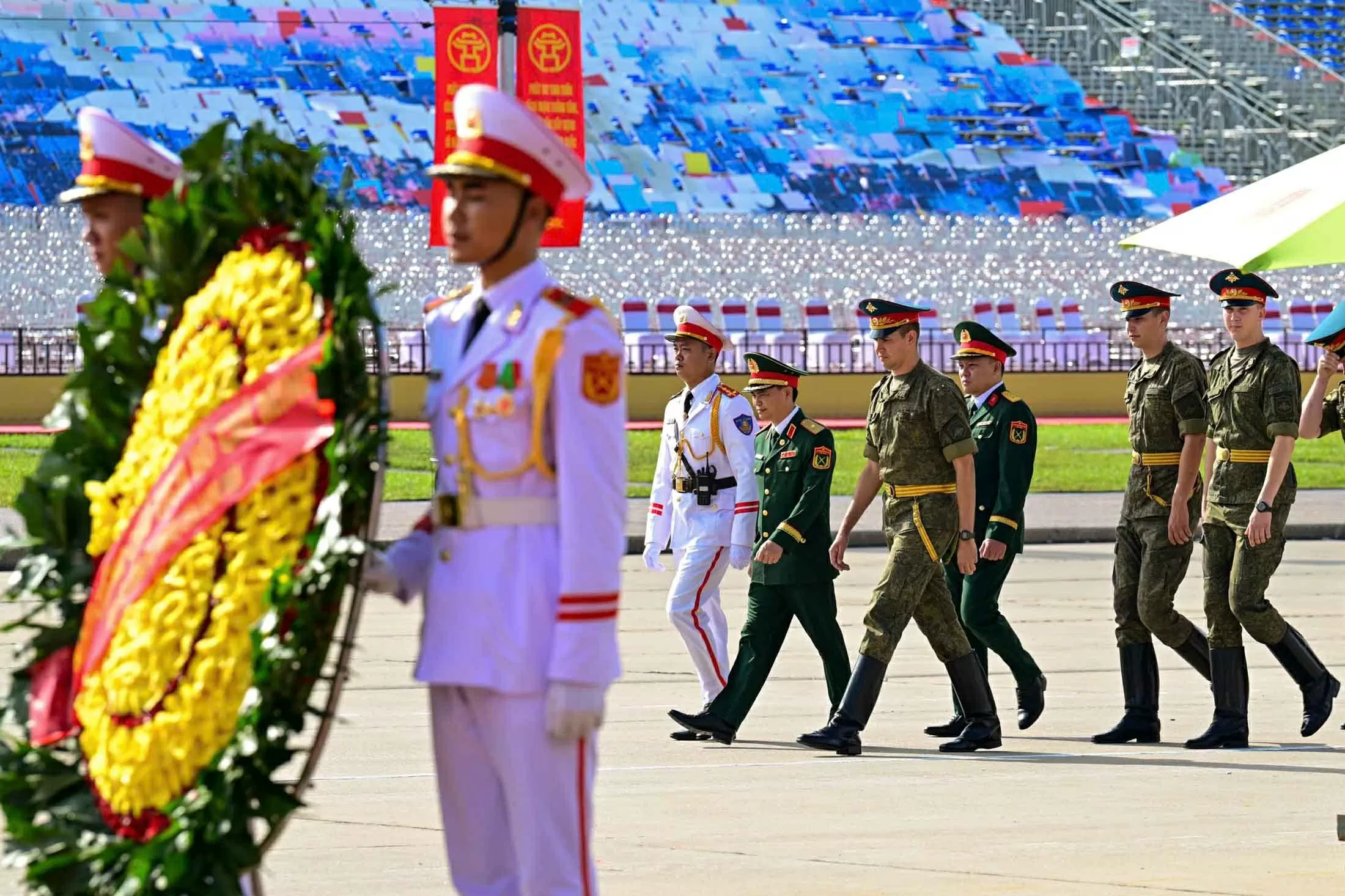 Quân nhân Nga, Lào và Campuchia vào Lăng viếng Chủ tịch Hồ Chí Minh