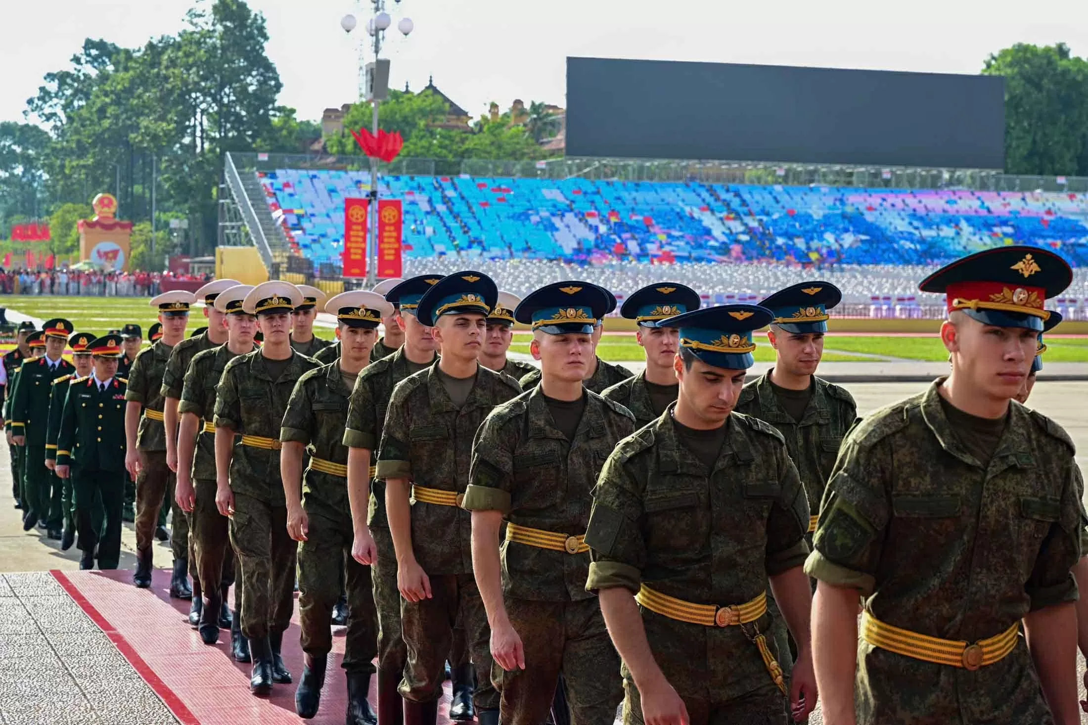 Quân nhân Nga, Lào và Campuchia vào Lăng viếng Chủ tịch Hồ Chí Minh Quân nhân Nga, Lào và Campuchia vào Lăng viếng Chủ tịch Hồ Chí Minh