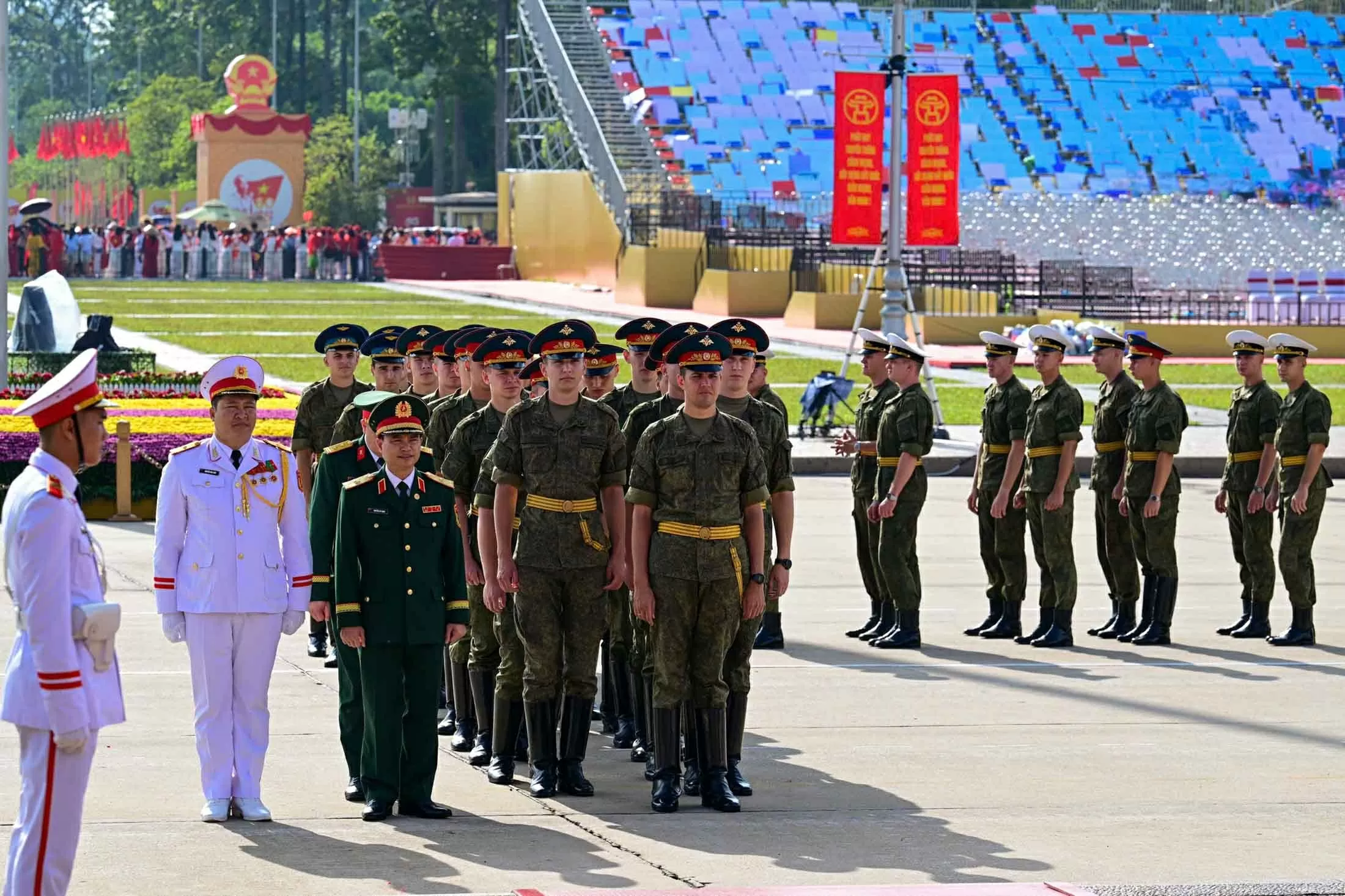 Quân nhân Nga, Lào và Campuchia vào Lăng viếng Chủ tịch Hồ Chí Minh