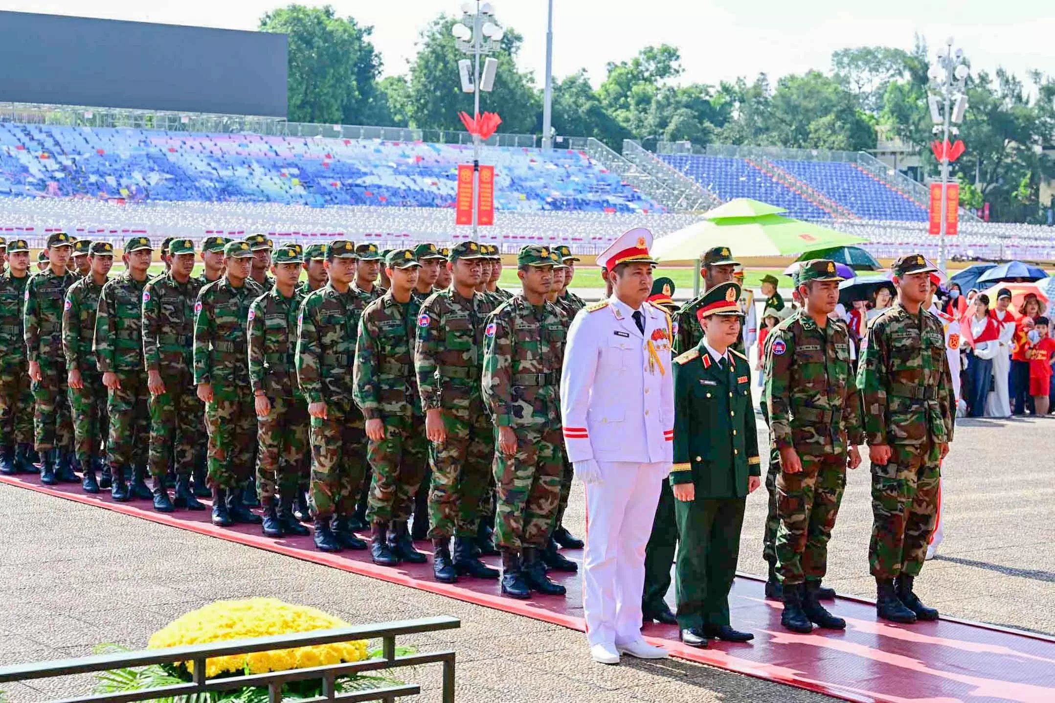 Quân nhân Nga, Lào và Campuchia vào Lăng viếng Chủ tịch Hồ Chí Minh